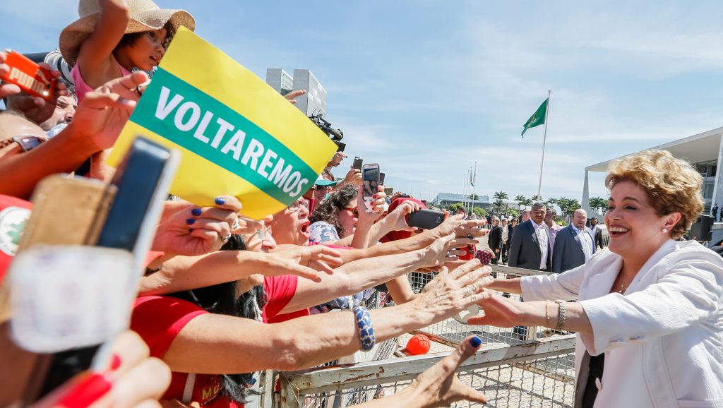 A presidenta Dilma recebe o carinho das pessoas após sua saída do Palácio do Planalto. Foto: Roberto Stuckert Filho/PR