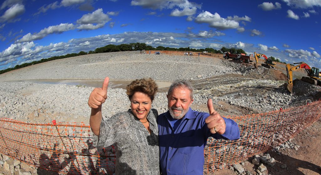 Dilma Rousseff e o ex-presidente Luiz Inácio Lula da Silva visitam canteiro de obras do projeto de integração do Rio São Francisco, em Pernambuco, em 2014. (Foto: Ricardo Stuckert/Instituto Lula) 