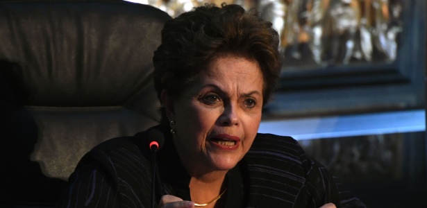 A presidenta eleita Dilma Rousseff profere palestra "A democracia ameaçada", em Madrid, na Casa das Américas. (Foto: Chema Moya/EFE)