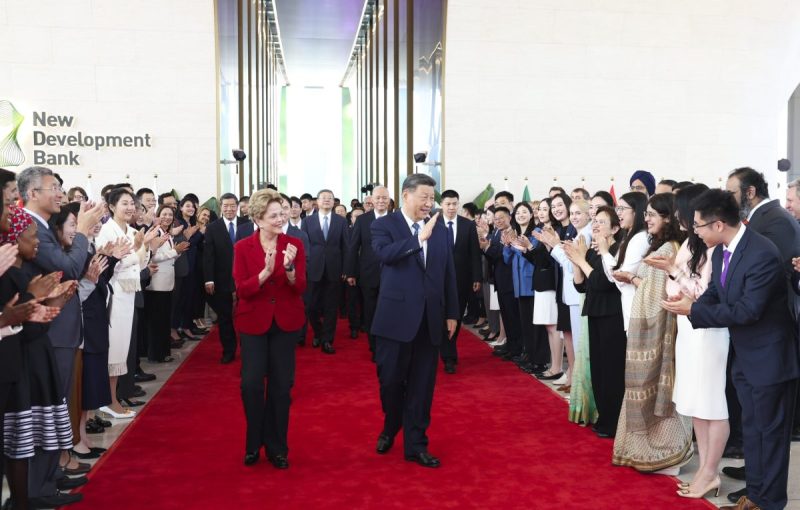 Dilma Rousseff e XI Jinping no NDB, aplaudidos pelos funcionários