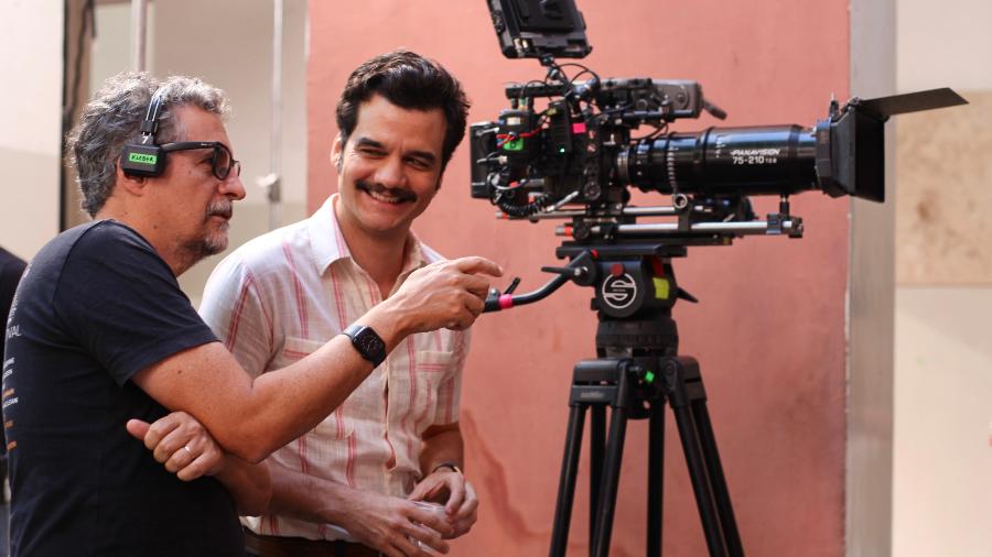 O ator Wagner Moura e o diretor Kléber Mendonça Filho durante gravações do filme "O Agente Secreto"